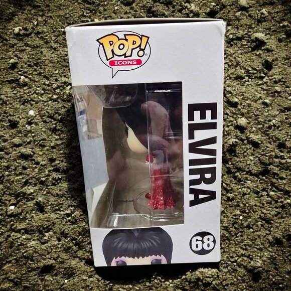 Funko Pop! ✦ Elvira #68 ✦ Diamond Glitter Red Gown 40th Anniversary Goth Icon - Picture 5 of 7